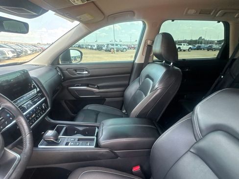 Certified 2023 Nissan Pathfinder SL w/ Black Appearance Package FWD image 43
