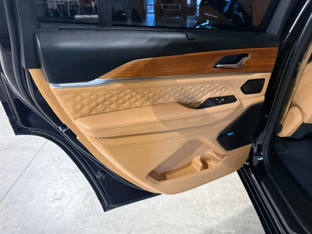 Used 2025 Jeep Grand Cherokee L Summit AWD/4WD image 33