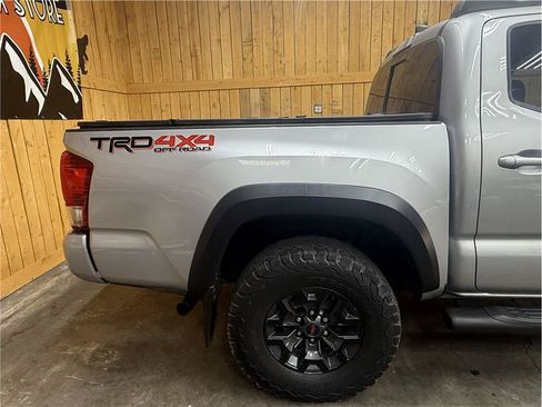 Used 2017 Toyota Tacoma TRD Off-Road AWD/4WD image 4