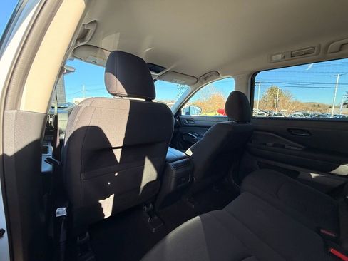 Used 2025 Nissan Pathfinder SV image 15