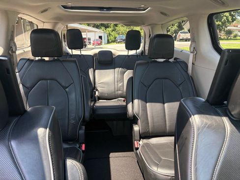Used 2017 Chrysler Pacifica Limited w/ UConnect Theater Package FWD image 31