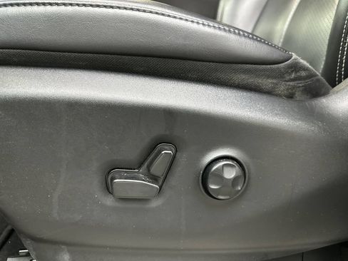 Used 2023 Chrysler Pacifica Touring-L FWD image 10