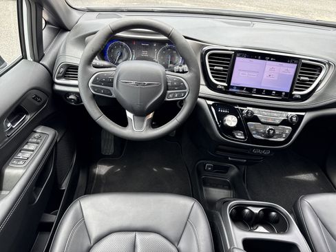 Used 2025 Chrysler Pacifica Select FWD image 14