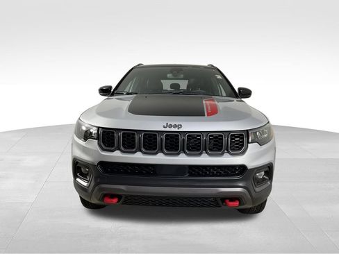 Used 2025 Jeep Compass Trailhawk AWD/4WD image 3