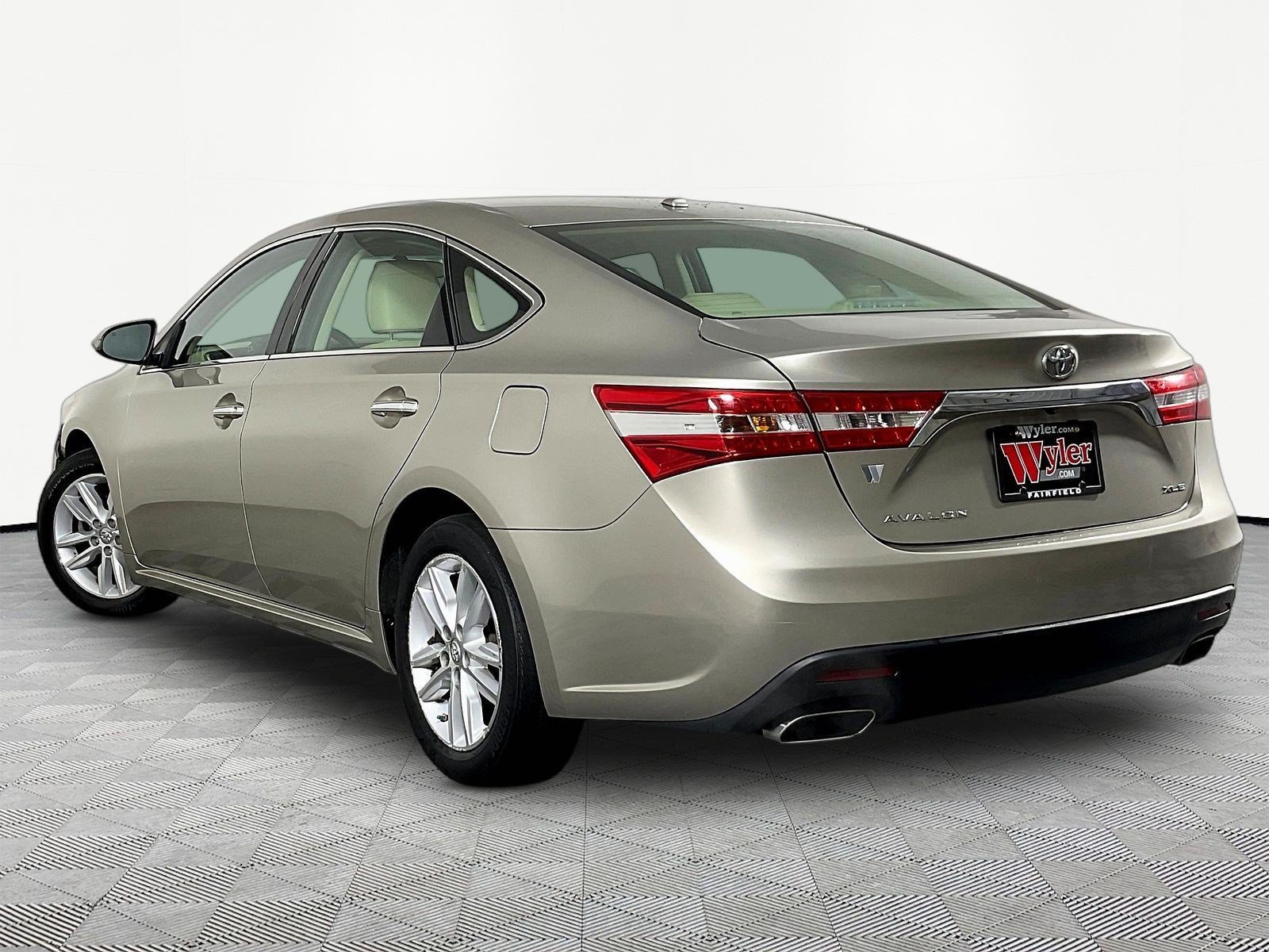 Used 2015 Toyota Avalon XLE FWD image 4