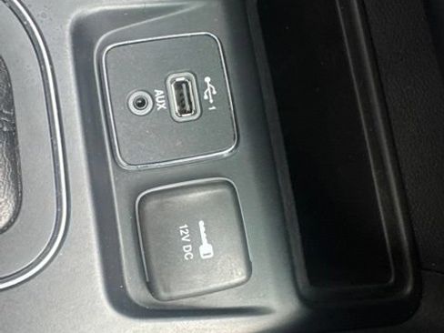 Used 2019 Jeep Cherokee Latitude Plus w/ Comfort/Convenience Group AWD/4WD image 24