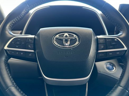 Used 2022 Toyota Highlander XLE AWD/4WD image 24