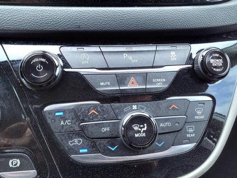 Used 2020 Chrysler Pacifica Touring-L FWD image 19