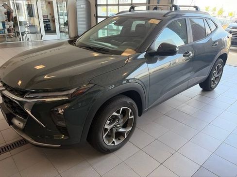 Used 2025 Chevrolet Trax LT w/ Driver Confidence Package FWD image 4
