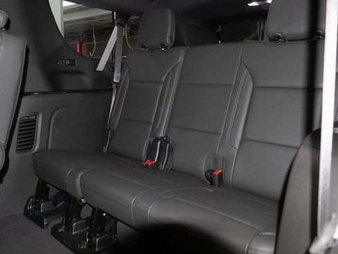 Used 2024 Chevrolet Suburban Z71 w/ Luxury Package image 23