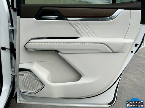 Used 2024 GMC Acadia Denali image 25