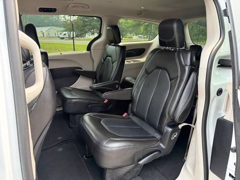 Used 2024 Chrysler Pacifica Touring-L FWD image 18