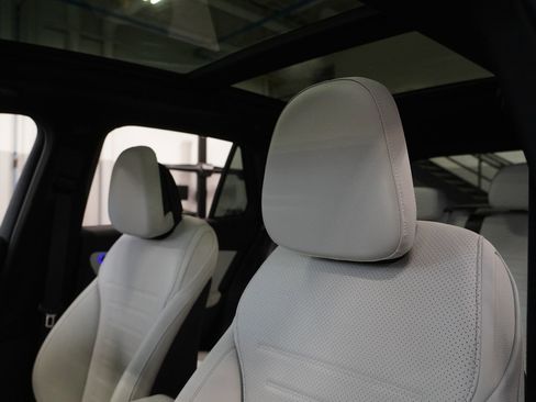 Used 2025 Mercedes-Benz GLC 350e 4MATIC image 13