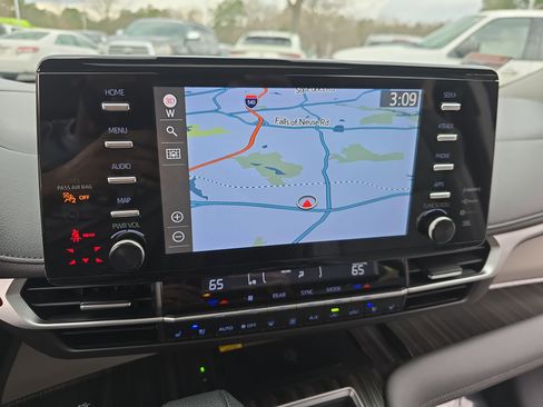 Used 2021 Toyota Sienna Limited image 24