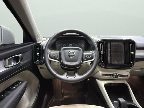 Used 2022 Volvo XC40 T5 Momentum w/ Premium Package image 13