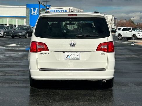 Used 2012 Volkswagen Routan SEL image 4