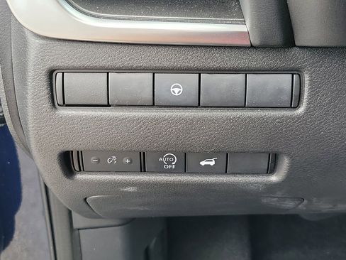 Used 2025 Nissan Rogue SV image 30