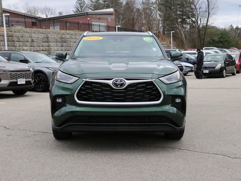 Used 2025 Toyota Highlander XLE AWD/4WD image 2