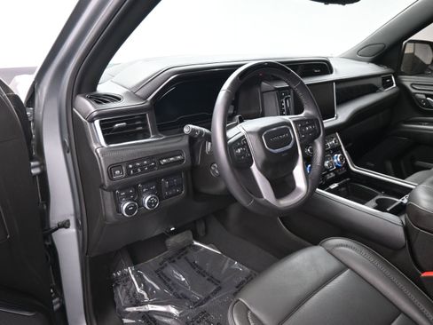 Used 2024 GMC Yukon XL Denali w/ Advanced Technology Package AWD/4WD image 12