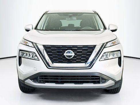 Used 2023 Nissan Rogue SV image 2