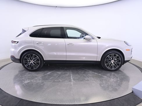 Certified 2025 Porsche Cayenne AWD/4WD image 8