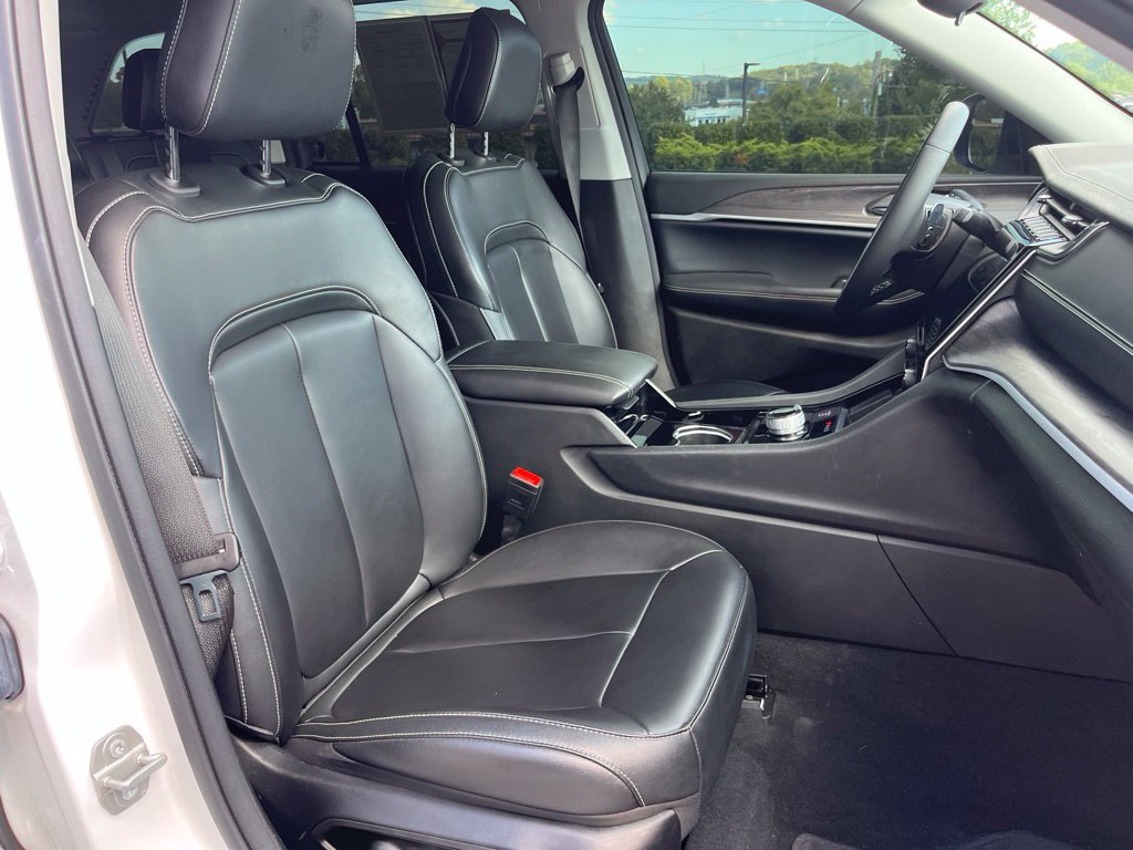 Used 2023 Jeep Grand Cherokee Limited AWD/4WD image 29