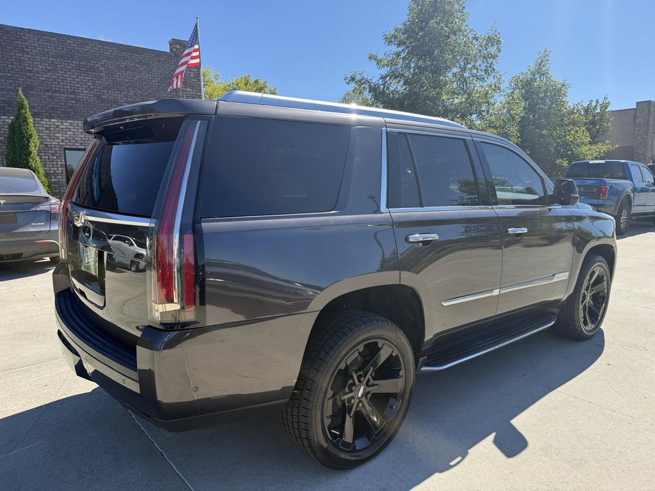 Used 2018 Cadillac Escalade Luxury RWD image 4