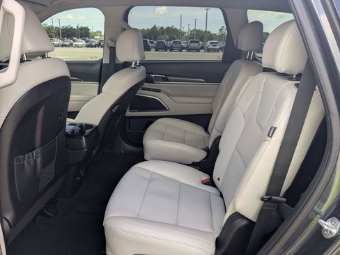 Used 2024 Kia Telluride S FWD image 17