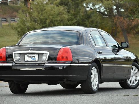 Used 2011 Lincoln Town Car Signature Limited image 5