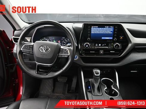 Used 2021 Toyota Highlander XLE AWD/4WD image 11
