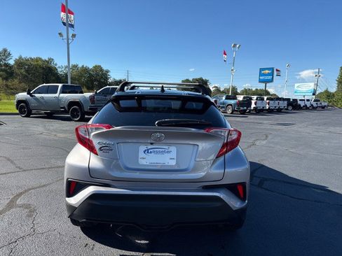 Used 2019 Toyota C-HR XLE FWD image 4