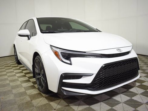 Used 2025 Toyota Corolla SE image 3