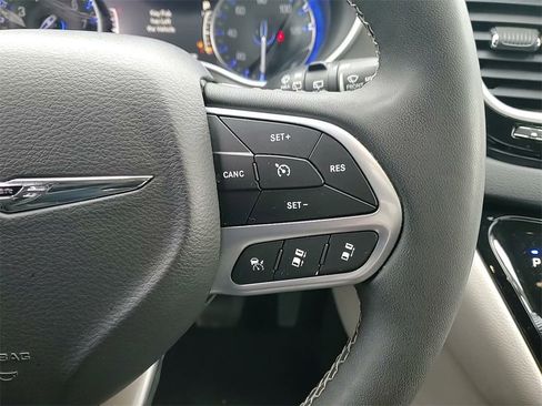 Used 2023 Chrysler Pacifica Touring-L image 26