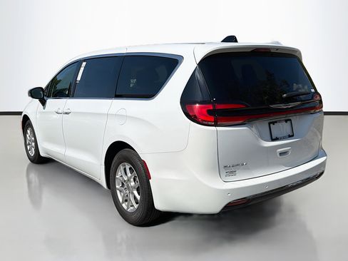 Used 2024 Chrysler Pacifica Touring-L image 5