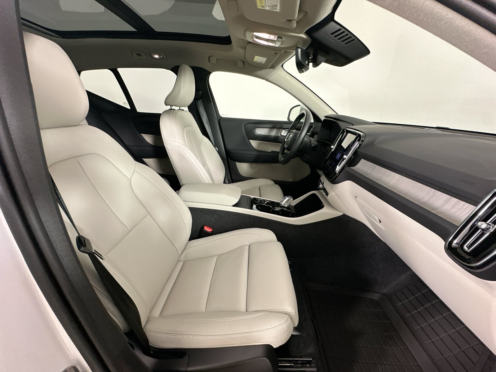Certified 2025 Volvo XC40 B5 Ultra w/ Protection Package AWD/4WD image 42