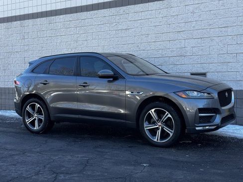 Used 2017 Jaguar F-PACE R-Sport image 4
