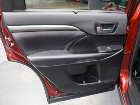 Used 2019 Toyota Highlander SE AWD/4WD image 28