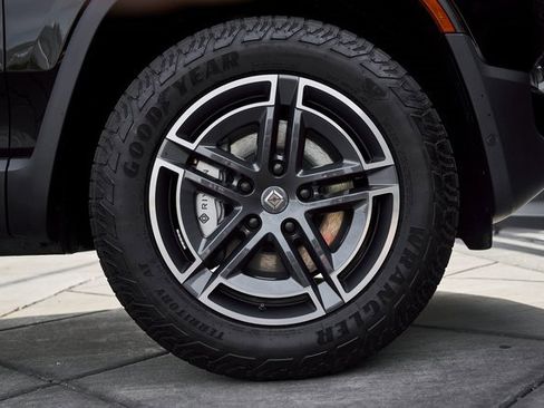 Used 2025 Rivian R1S Adventure image 26