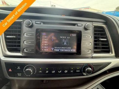 Used 2017 Toyota Highlander LE AWD/4WD image 16