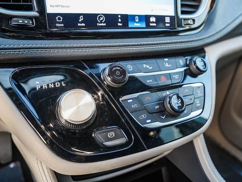 Used 2023 Chrysler Pacifica Limited image 21