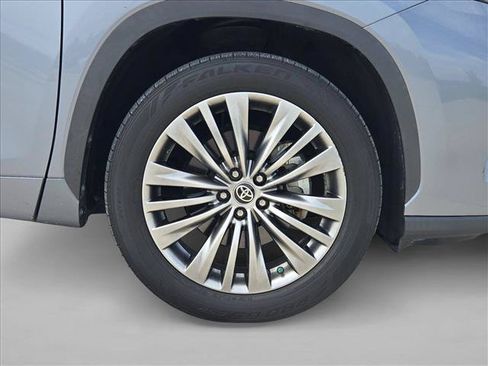 Used 2022 Toyota Highlander Platinum FWD image 22