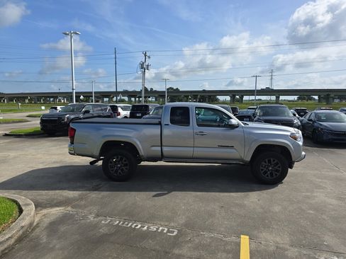Used 2023 Toyota Tacoma SR5 w/ SR5 Appearance Package RWD image 7
