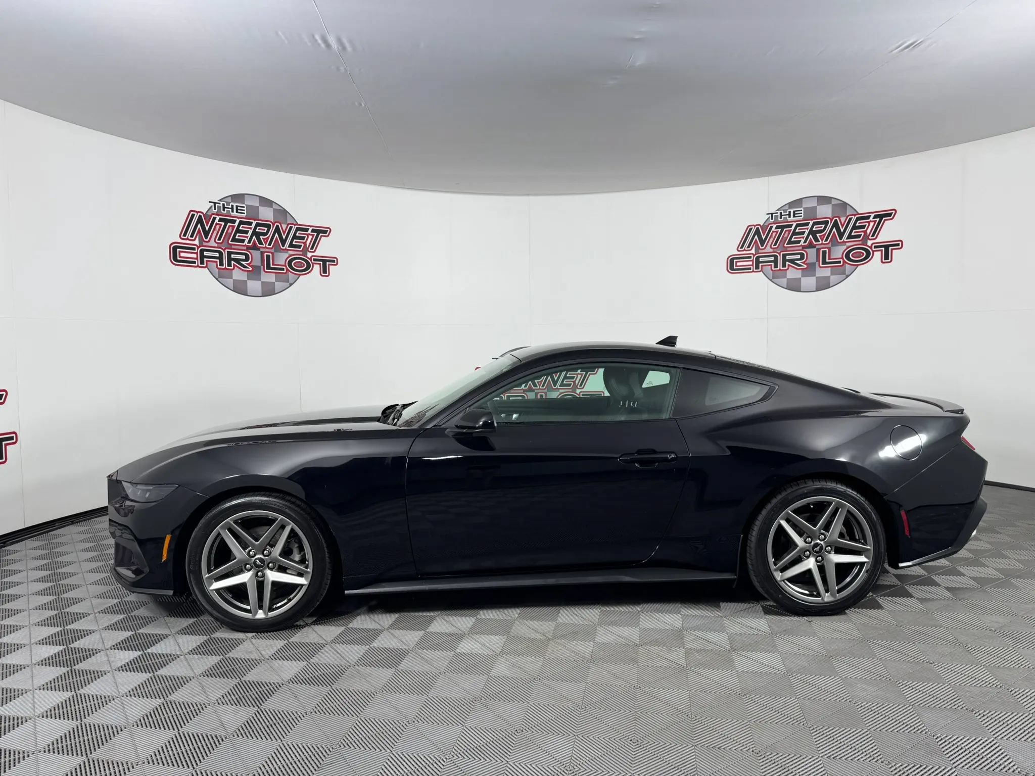Used 2025 Ford Mustang Coupe RWD image 4