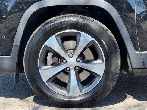 Used 2019 Jeep Cherokee Limited w/ Luxury Group AWD/4WD image 10