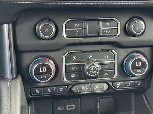 Used 2023 Chevrolet Suburban Premier image 16