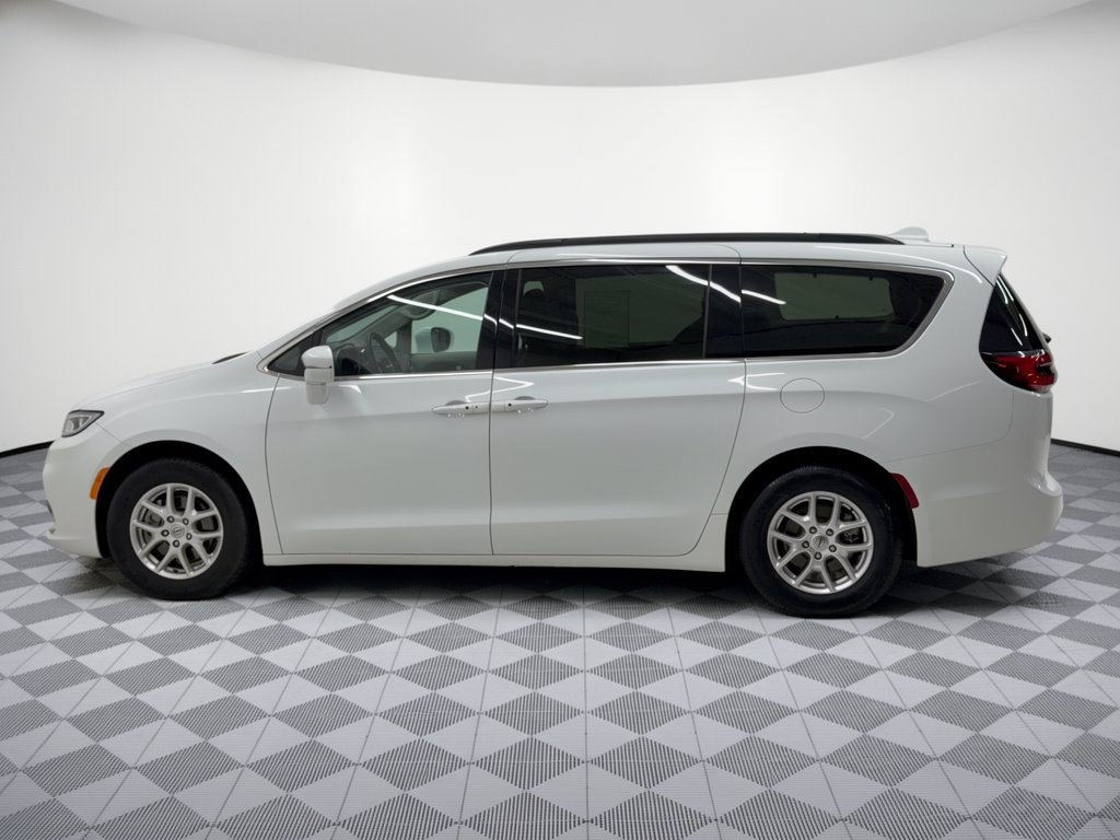 Used 2022 Chrysler Pacifica Touring-L FWD image 2