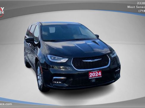 Used 2024 Chrysler Pacifica Touring-L image 3