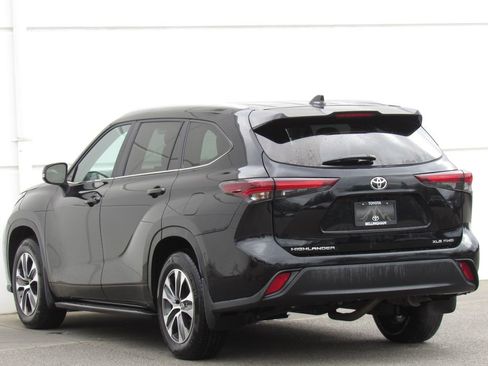 Used 2024 Toyota Highlander XLE AWD/4WD image 5