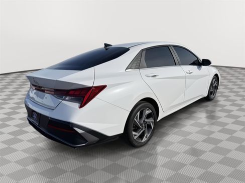 Used 2024 Hyundai Elantra SEL w/ Convenience Package image 3