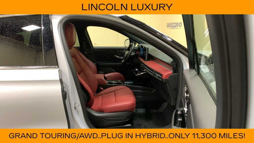 Used 2025 Lincoln Corsair Grand Touring w/ Towing Package AWD/4WD image 13
